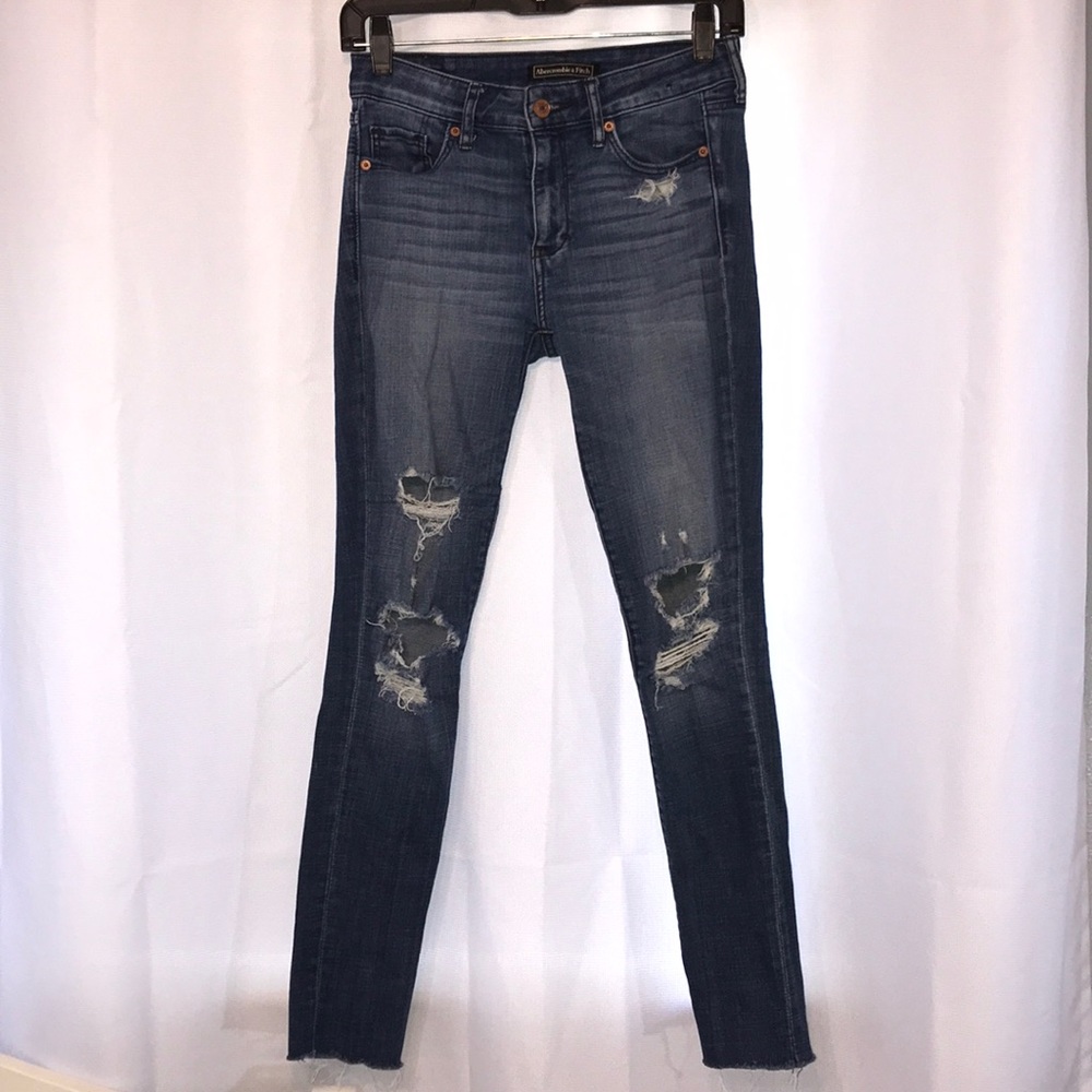 ABERCROMBIE & FITCH- SKINNY JEANS/ RIPPED
